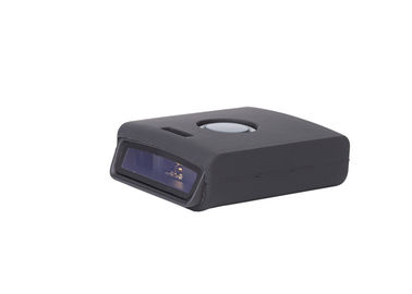 Hände geben mini drahtlosen Barcode-Leser, kleines 1D Laserlesegerät frei